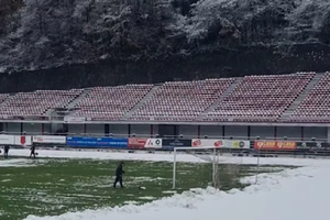 Meci din România, amânat din cauza zăpezii! » Imagini cu gazonul