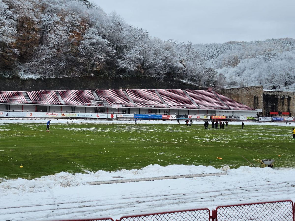 Start amânat cu o oră în Liga 2, la Reșița! Ultrașii au pus și ei mâna pe lopeți. Detalii și imagini de la stadion