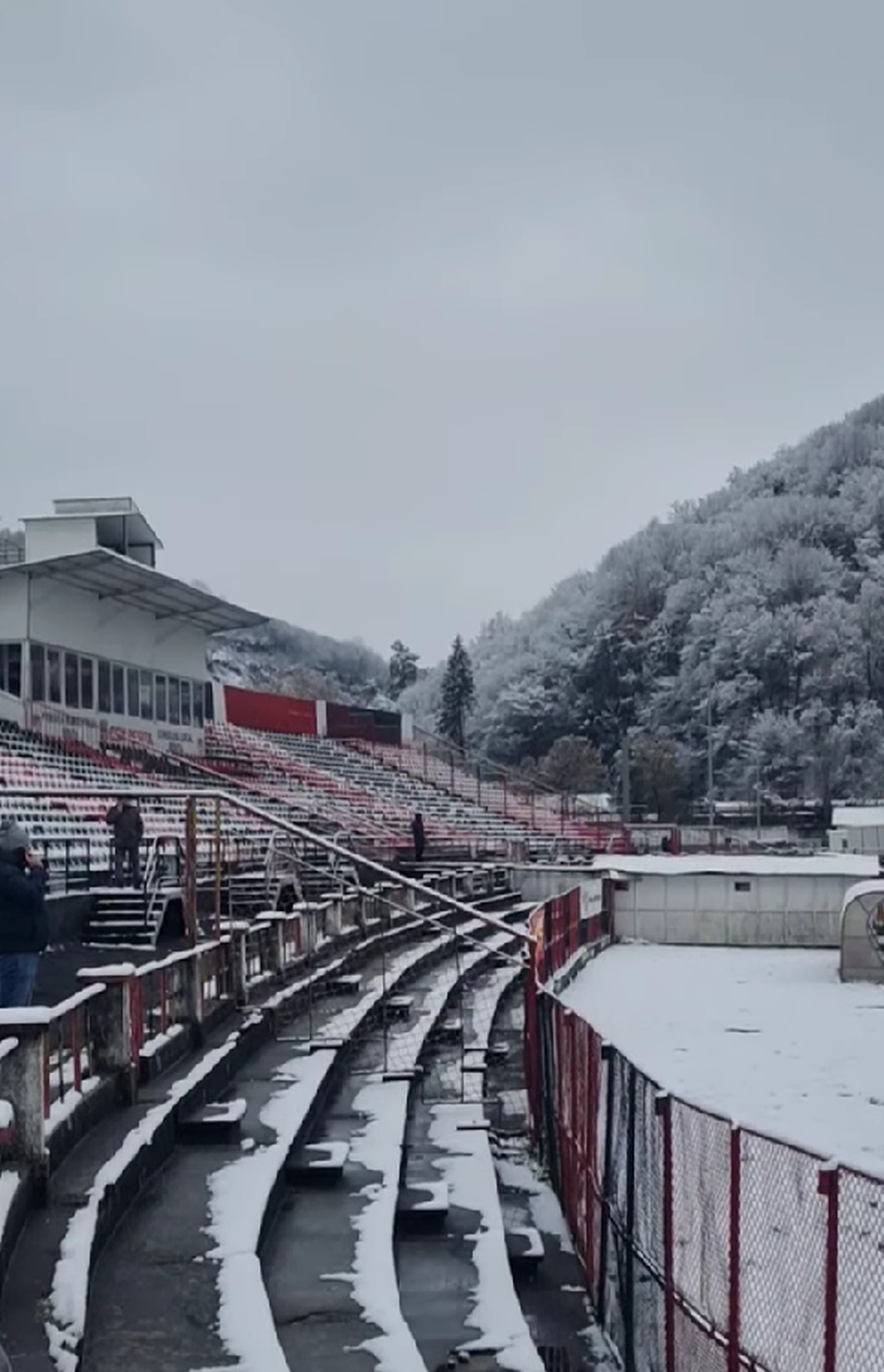 Start amânat cu o oră în Liga 2, la Reșița! Ultrașii au pus și ei mâna pe lopeți. Detalii și imagini de la stadion