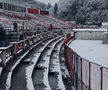 Start amânat cu o oră în Liga 2, la Reșița! Ultrașii au pus și ei mâna pe lopeți. Detalii și imagini de la stadion