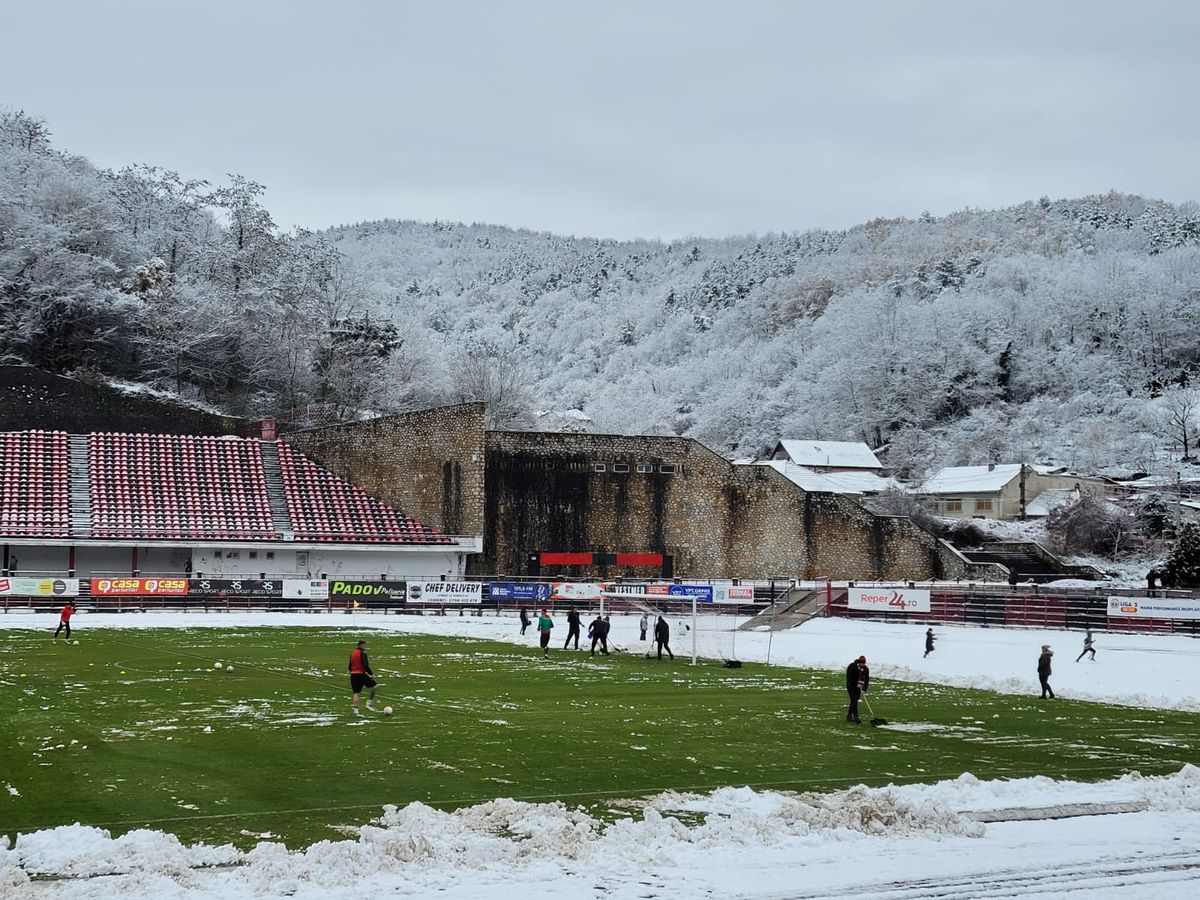 Start amânat cu o oră în Liga 2, la Reșița! Ultrașii au pus și ei mâna pe lopeți. Detalii și imagini de la stadion