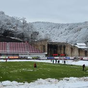 Ninsorile care au avut loc în ultimele zile la Reșița au acoperit aproape în întregime gazonul. Foto: Eduard Apostol (GSP)