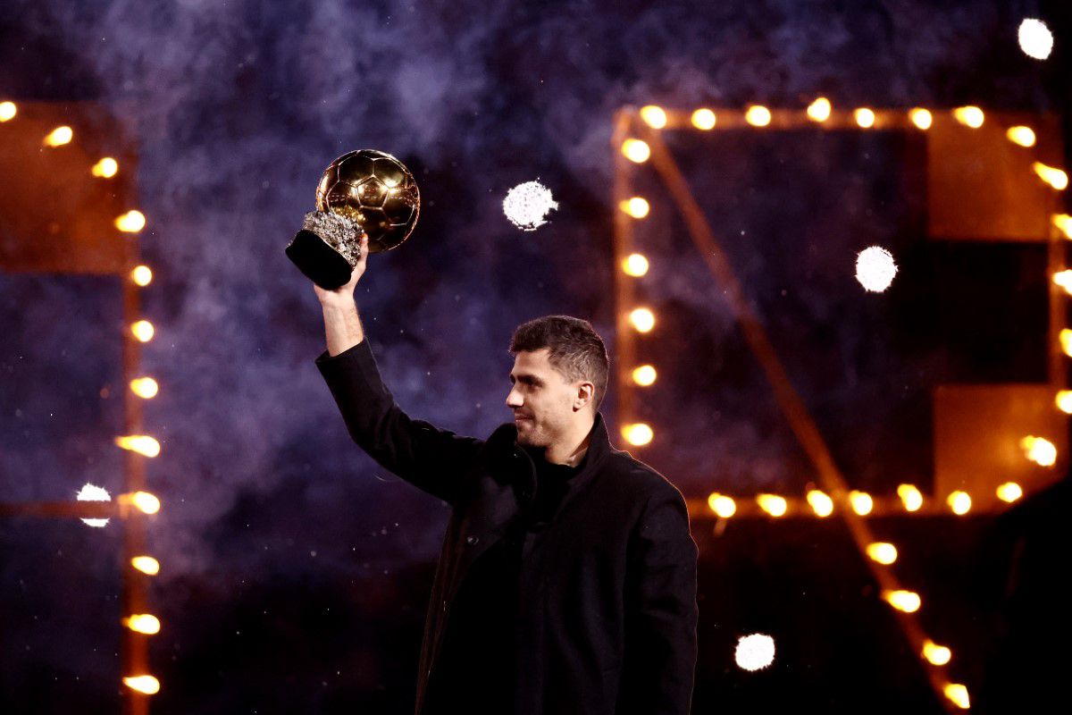 Rodri și-a prezentat Balonul de Aur de față cu Radu Drăgușin: spectacol pe Etihad