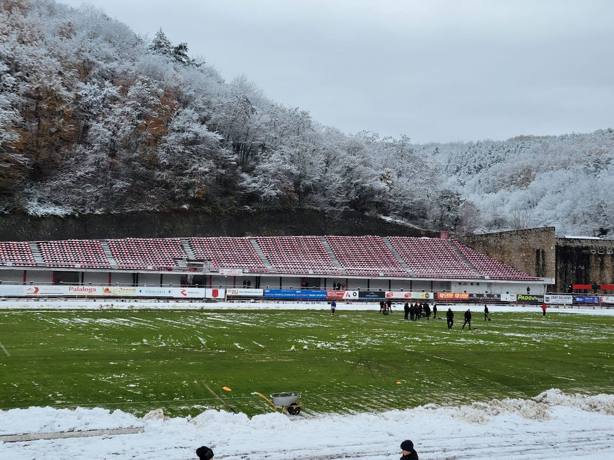 Start amânat cu o oră în Liga 2, la Reșița! Ultrașii au pus și ei mâna pe lopeți. Detalii și imagini de la stadion