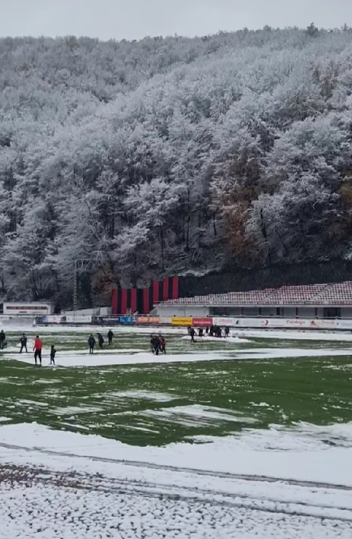 Start amânat cu o oră în Liga 2, la Reșița! Ultrașii au pus și ei mâna pe lopeți. Detalii și imagini de la stadion