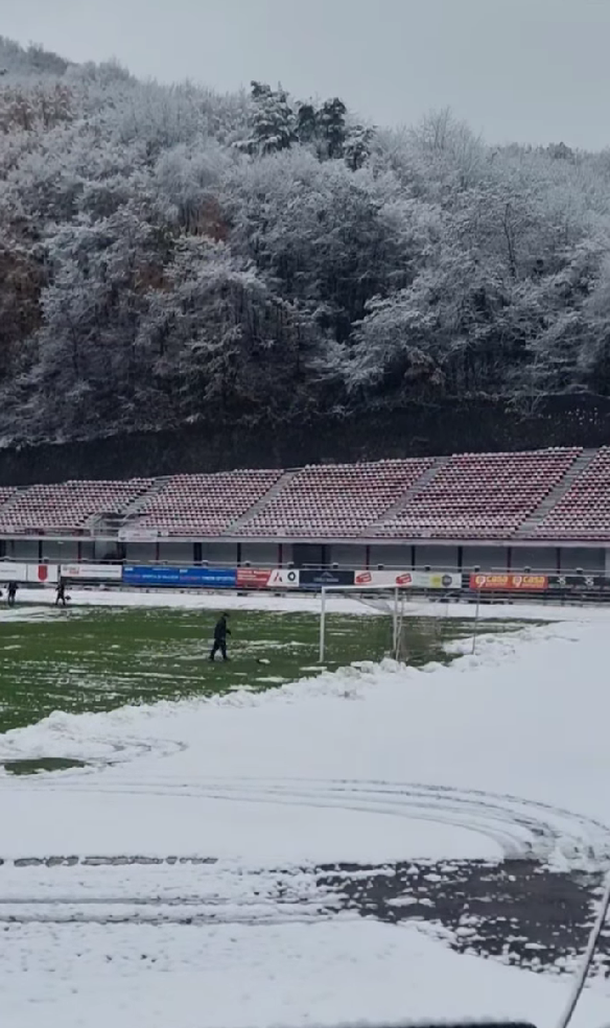 Start amânat cu o oră în Liga 2, la Reșița! Ultrașii au pus și ei mâna pe lopeți. Detalii și imagini de la stadion
