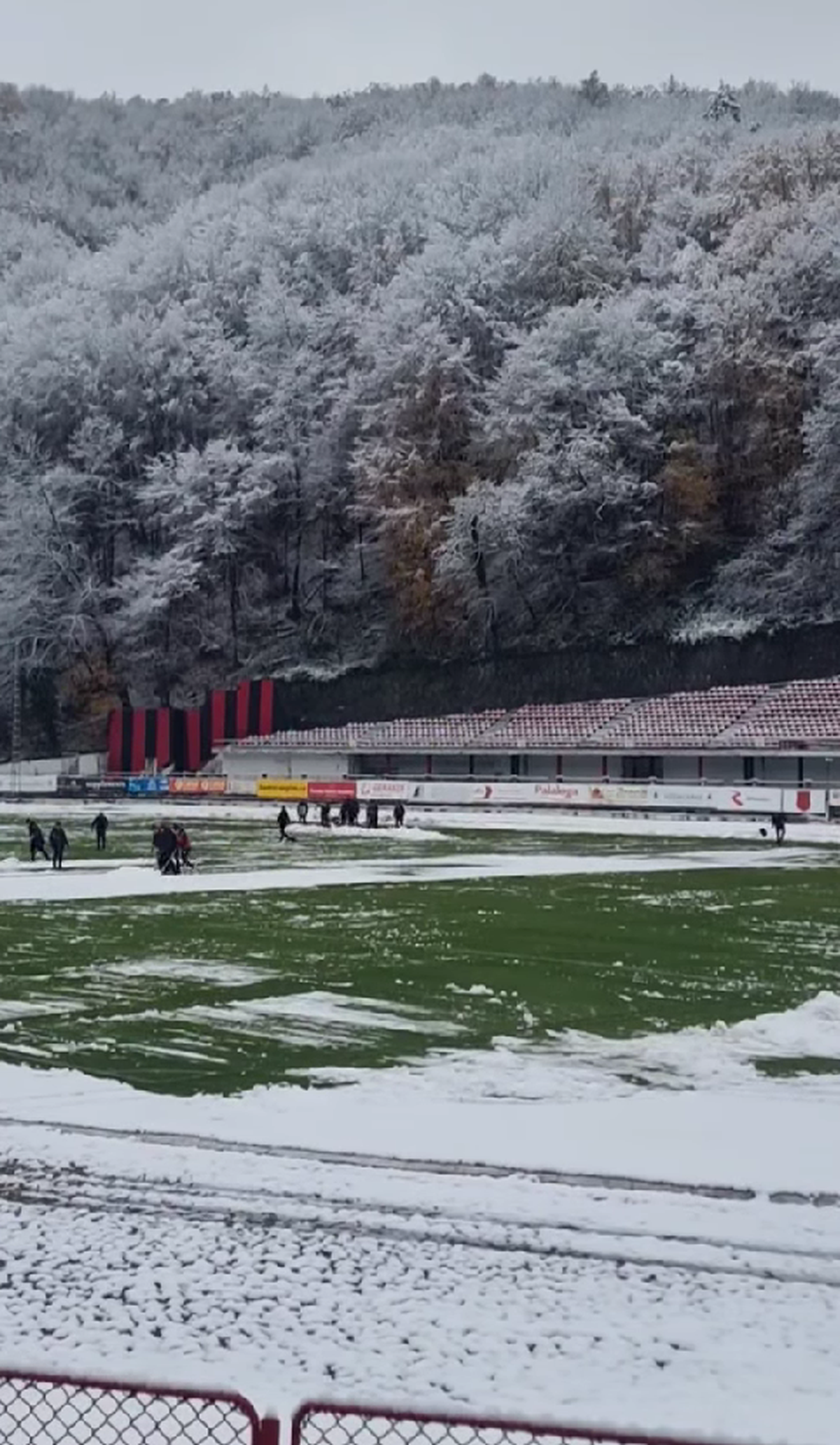 Start amânat cu o oră în Liga 2, la Reșița! Ultrașii au pus și ei mâna pe lopeți. Detalii și imagini de la stadion