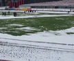 Start amânat cu o oră în Liga 2, la Reșița! Ultrașii au pus și ei mâna pe lopeți. Detalii și imagini de la stadion