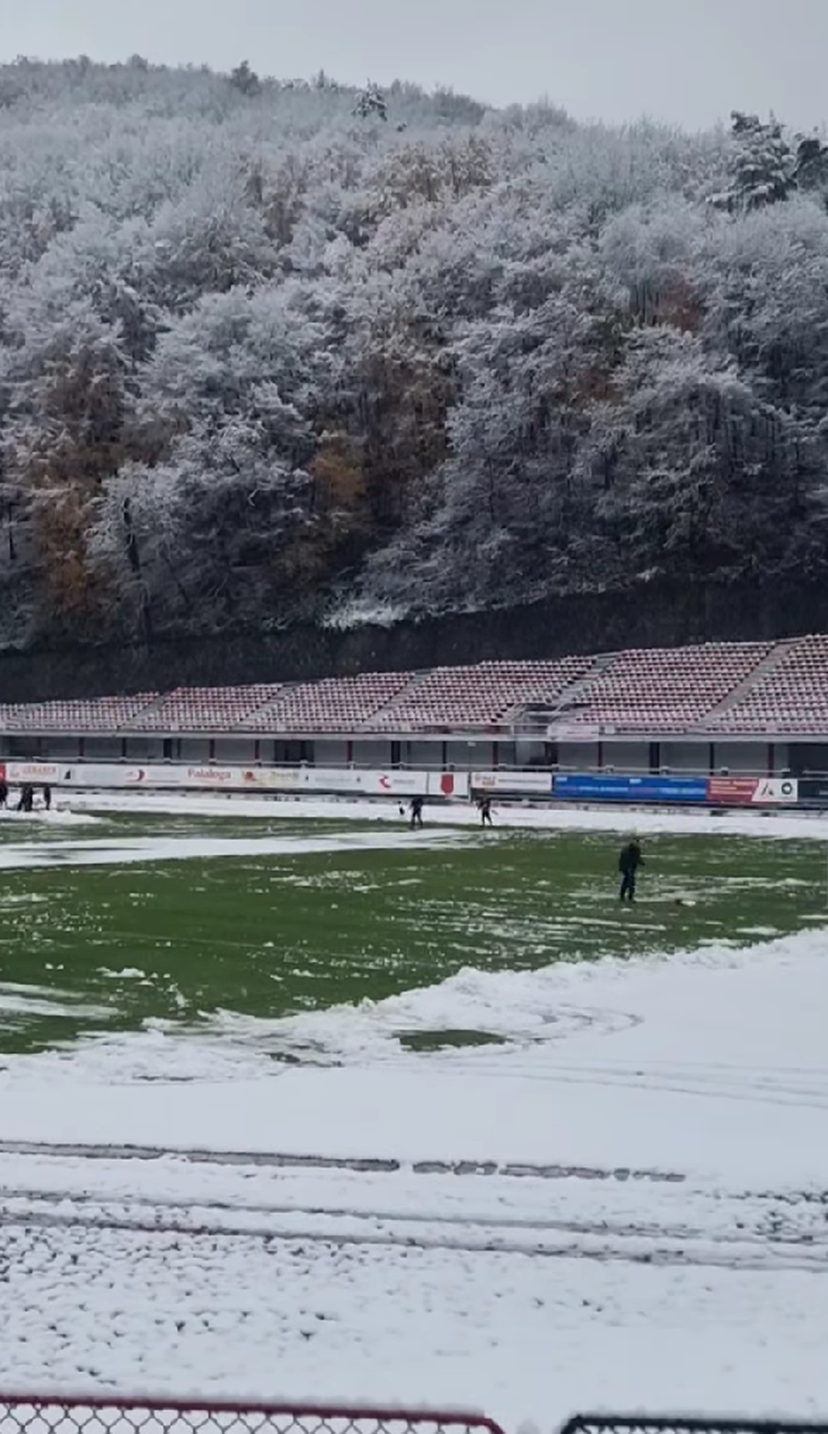 Start amânat cu o oră în Liga 2, la Reșița! Ultrașii au pus și ei mâna pe lopeți. Detalii și imagini de la stadion