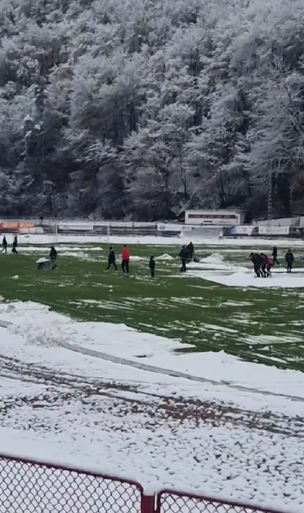 Start amânat cu o oră în Liga 2, la Reșița! Ultrașii au pus și ei mâna pe lopeți. Detalii și imagini de la stadion