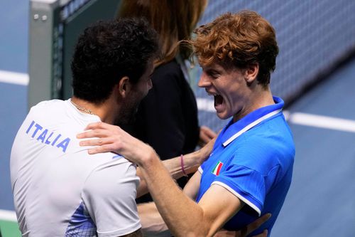 Jannik Sinner sărbătorește cu Matteo Berrettini calificarea în finala Cupei Davis Foto: Imago