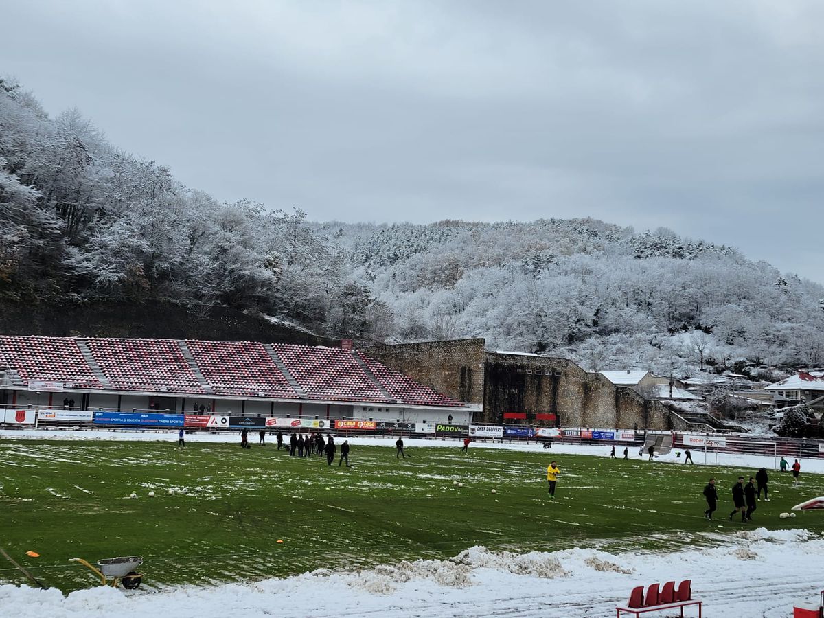 Start amânat cu o oră în Liga 2, la Reșița! Ultrașii au pus și ei mâna pe lopeți. Detalii și imagini de la stadion