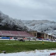 Ninsorile care au avut loc în ultimele zile la Reșița au acoperit aproape în întregime gazonul. Foto: Eduard Apostol (GSP)