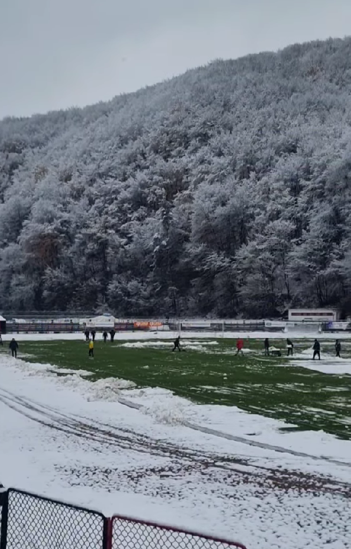 Start amânat cu o oră în Liga 2, la Reșița! Ultrașii au pus și ei mâna pe lopeți. Detalii și imagini de la stadion