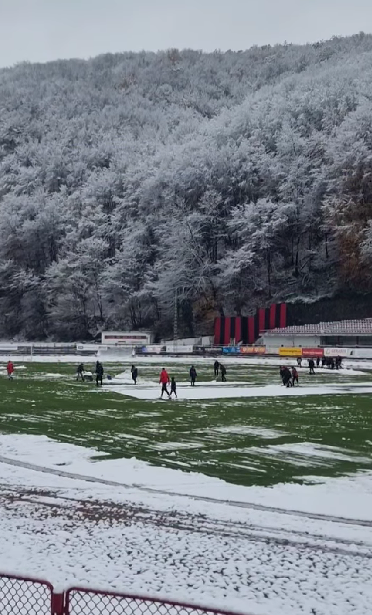 Start amânat cu o oră în Liga 2, la Reșița! Ultrașii au pus și ei mâna pe lopeți. Detalii și imagini de la stadion