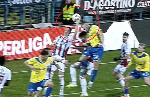 Zivulic sare cu mâna spre mingea centrată de Vînă. Penalty!