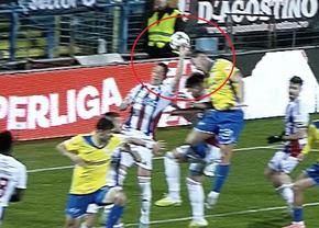 Ce a vrut să facă?! Omul-penalty a lovit din nou, în Oțelul - Farul! Gest de neînțeles
