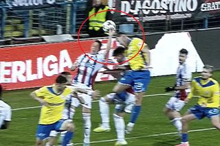 Ce a vrut să facă?! Omul-penalty a lovit din nou, în Oțelul - Farul! Gest de neînțeles