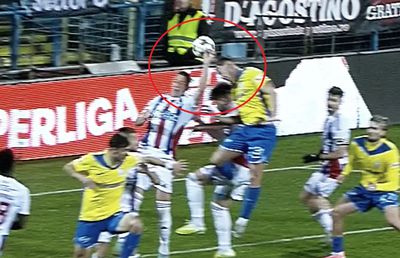 Ce a vrut să facă?! Omul-penalty a lovit din nou, în Oțelul - Farul! Gest de neînțeles