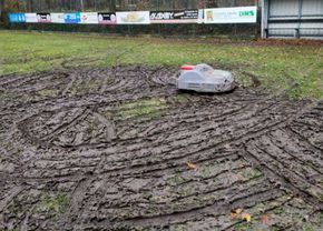 Ce gafă: robotul adus ca să tundă gazonul a distrus terenul!