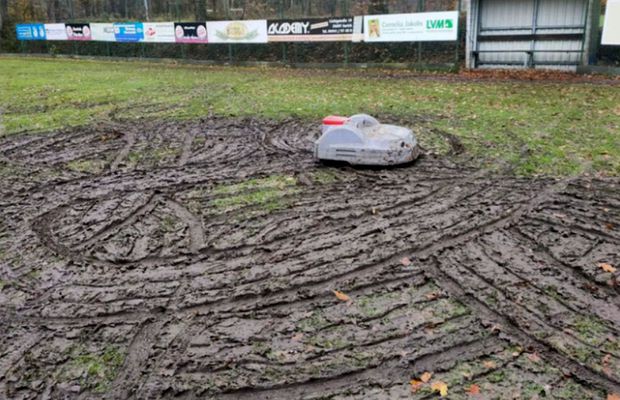 Ce gafă: robotul adus ca să tundă gazonul a distrus terenul!