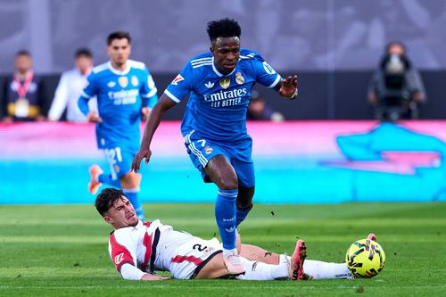 Andrei Rațiu în duel cu Vinicius / Imago Images