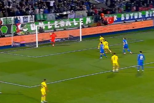 Gafă incredibilă comisă de Yahia Fofana, portarul lui Rizespor, într-un moment-cheie al meciului cu Fenerbahce // FOTO: captură X