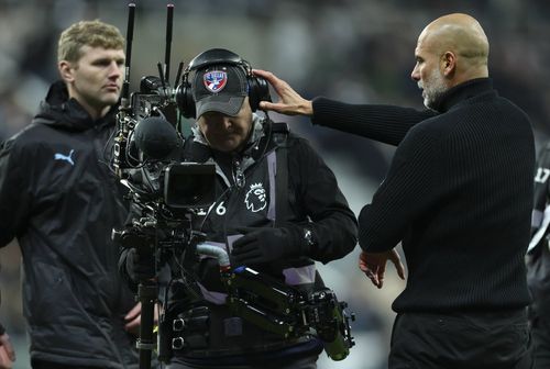 Pep Guardiola îi scoate cameramanului casca de pe urechi după ce-l împinsese / Foto: Imago