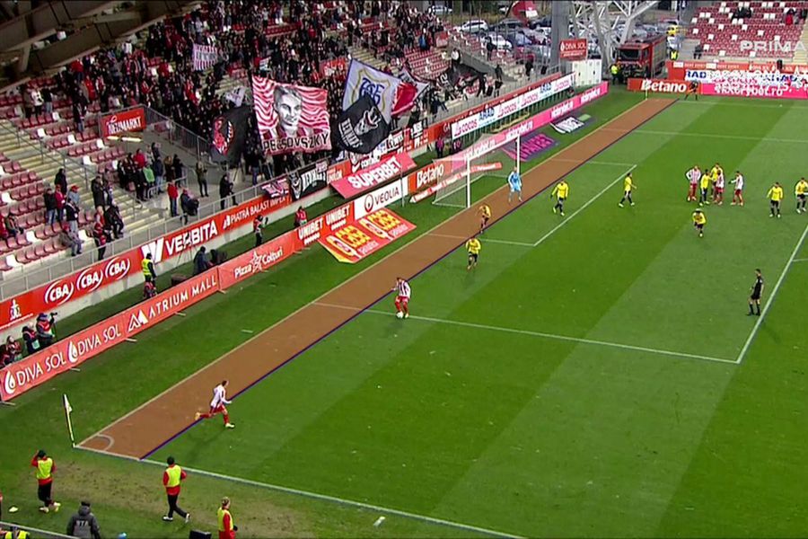 Poziția lui Alin Roman, înainte să centreze la golul lui Marius Coman // foto: Captură Prima Sport CCA a dat verdictul după cea mai controversată fază a sezonului din Superliga: „Decizie greșită!” » Reacția președintelui clubului: „Noi tot rămânem fără nimic”