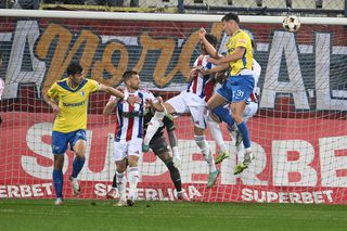 Curățenie de iarnă la clubul din Superliga: 5 jucători sunt pe „lista neagră”