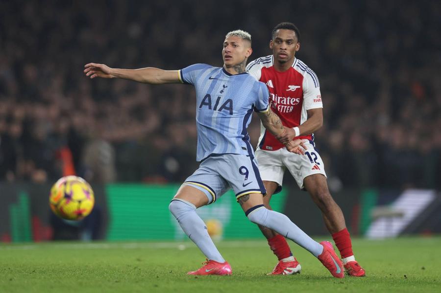 Richarlison și Jurrien Timber în Arsenal - Tottenham / Foto: Imago Images Olanda pierde un jucător important înainte de Campionatul Mondial din 2026