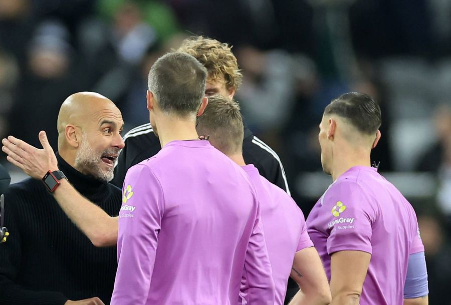 Pep Guardiola se ceartă cu arbitrul după eșecul lui Manchester City cu Newcastle / Foto: Imago Guardiola le-a dat jucătorilor trei zile libere de Crăciun, dar amenință: „Știu ce-i așteaptă! Cine n-are grijă, out”