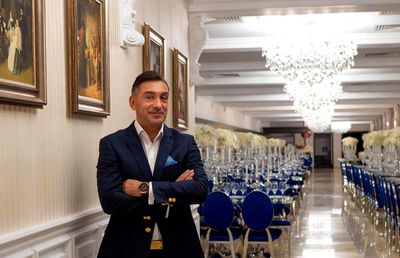 EXCLUSIV // VIDEO Ilie Dumitrescu și-a transformat berăria într-un salon luxos de evenimente: „Am trecut de la ritualul cu față de masă la cristal și marmură!"
