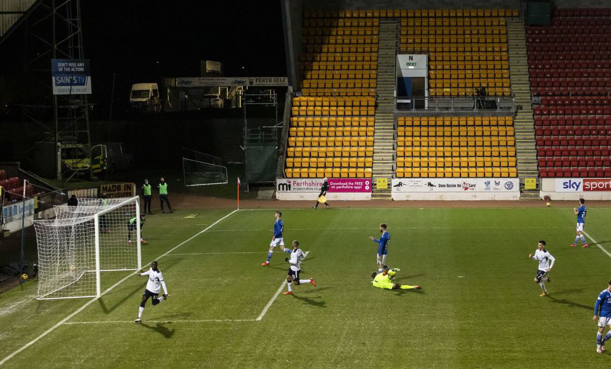 ST. JOHNSTONE - RANGERS 0-3. Ianis Hagi, decisiv! Fanii l-au lăudat: „Sportul ăsta e făcut pentru el”