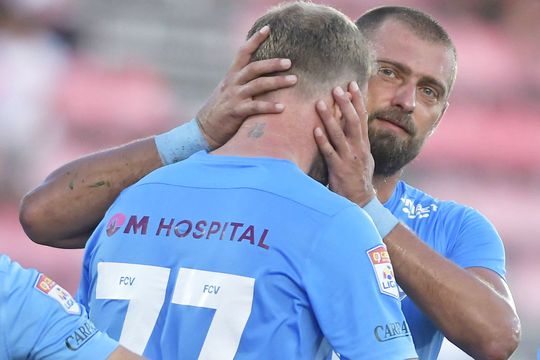 Gabi Tamaș îl încurajează pe Adam Nemec // foto: Imago Images