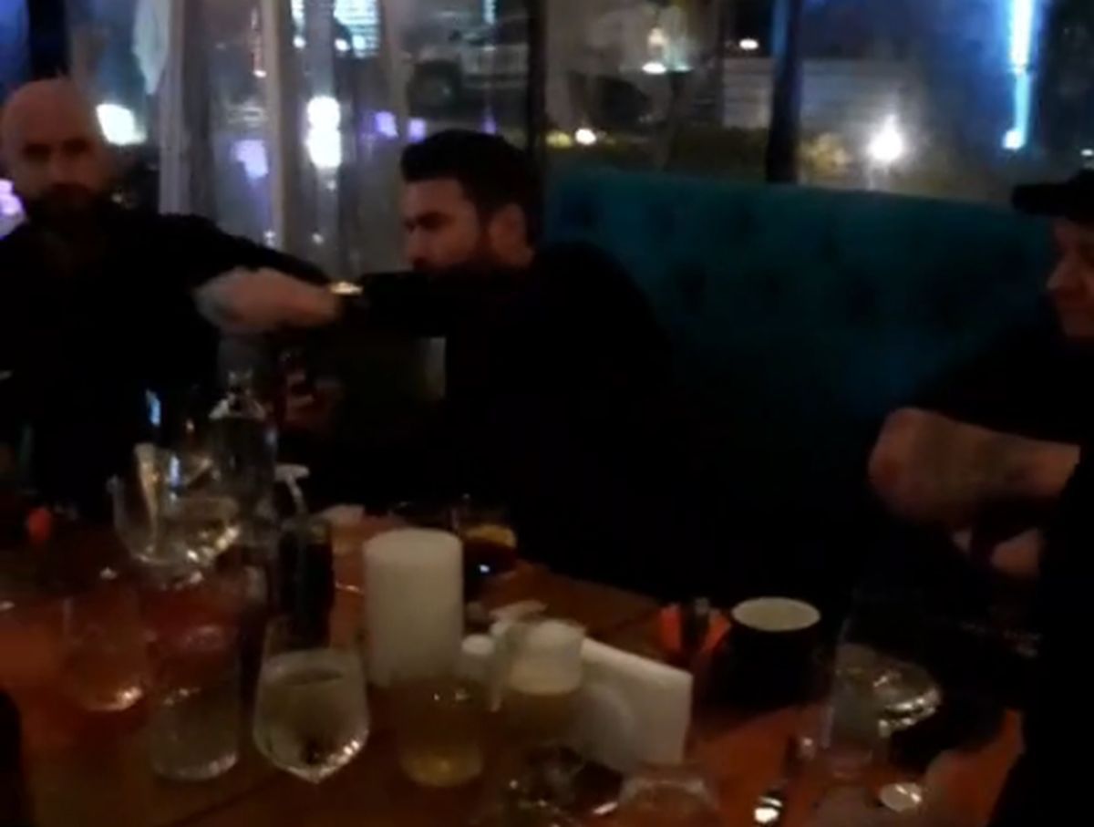 Manele, dedicații, țigări și băutură » Mutu a încheiat anul cu o petrecere de pomină: „Degeaba sunt eu milos cu șarpele veninos”