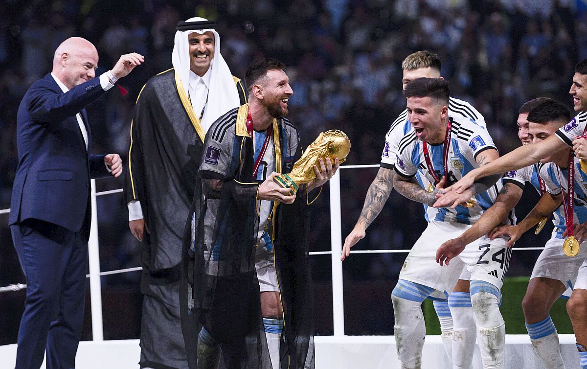 Ofertă incredibilă pentru „bisht-ul” primit de Lionel Messi: 1 milion de dolari!