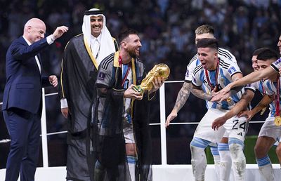 Ofertă incredibilă pentru „bisht-ul” primit de Lionel Messi: 1 milion de dolari!