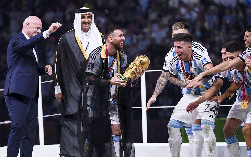 Lionel Messi, ridicând trofeul de campion mondial // FOTO: Imago