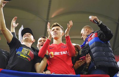 9 tricouri de fotbaliști, vândute la licitație pentru repararea acoperișului Liceului Tehnologic din Nucet » Tavi Popescu, fost elev, a adus cei mai mulți bani