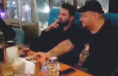 Manele, dedicații, țigări și băutură » Mutu a încheiat anul cu o petrecere de pomină: „Degeaba sunt eu milos cu șarpele veninos”