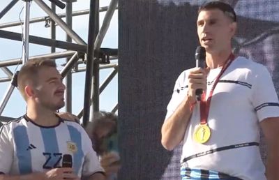 În aplauzele a peste 100.000 de oameni din orașul natal, Emi Martinez a explicat cum l-a intimidat pe Tchouameni în finală: „S-a dus naiba totul!”