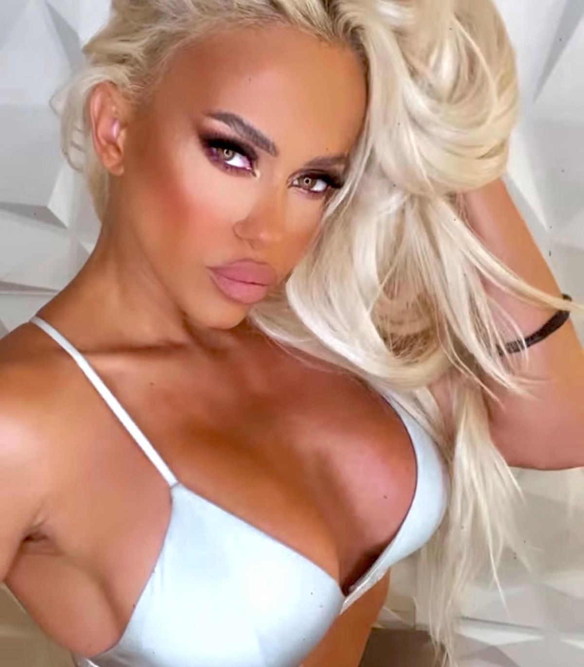 Cântăreața care s-a iubit cu Răduț, Nikolic și Cătălin Țîră și-a făcut cont pe o platformă pentru adulți: „Ca să fie clară treaba”