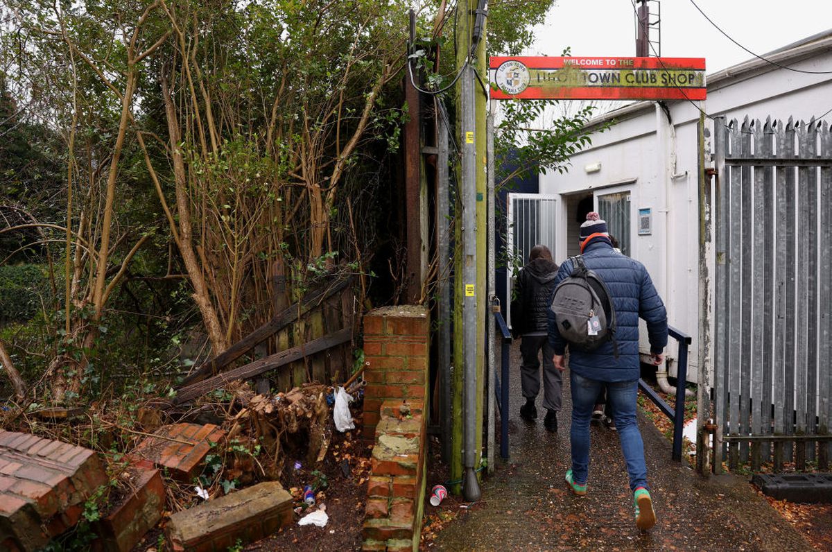 Momente penibile înaintea și în timpul meciului, pe cel mai urât stadion din istoria Premier League! Mingea s-a pierdut într-o gaură imensă