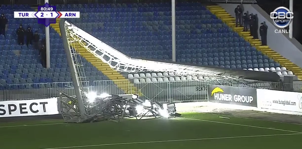 Clipe de groază: unul dintre stâlpii nocturnei s-a prăbușit chiar în timpul meciului!