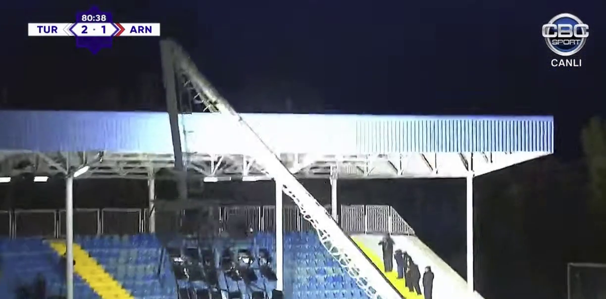 Nocturna s-a prăbușit cu jucătorii pe teren în Azerbaidjan