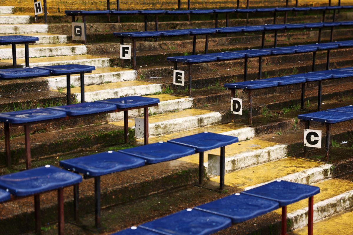 Momente penibile înaintea și în timpul meciului, pe cel mai urât stadion din istoria Premier League! Mingea s-a pierdut într-o gaură imensă