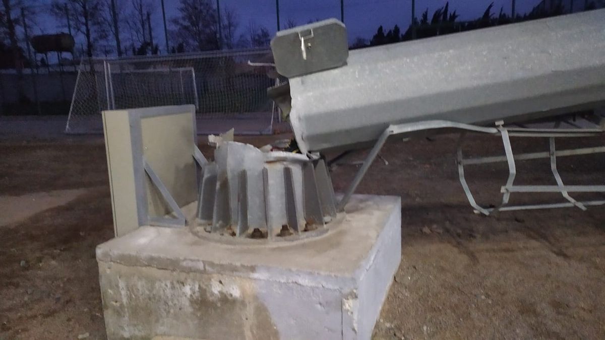 Clipe de groază: unul dintre stâlpii nocturnei s-a prăbușit chiar în timpul meciului!