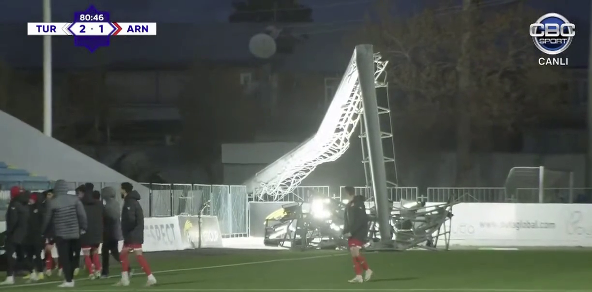 Nocturna s-a prăbușit cu jucătorii pe teren în Azerbaidjan