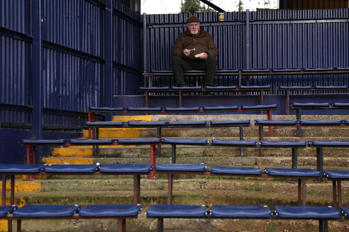 Momente penibile înaintea și în timpul meciului, pe cel mai urât stadion din istoria Premier League! Mingea s-a pierdut într-o gaură imensă